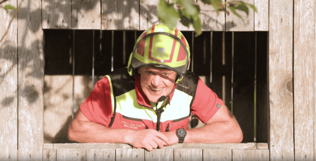 In seine Videos erklärt er, wie der Wald klimafit wird, was ein Fußmarsch mit der Schutzwaldbewirtschaftung zu tun hat oder wie Lärchenschindeln hergestellt werden und nachhaltige Holznutzung aussieht. Er spricht über Flatterulmen und Dauerwälder und nimmt seine Zuschauer mit in luftige Höhen zur Tannenzapfenernte.